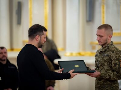 Президент вручив українським захисникам Золоті Зірки Героїв України  