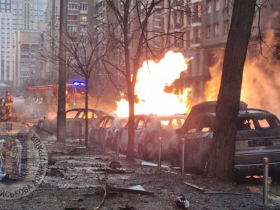 Наслідки ракетного удару по Києву: пошкоджено будівлі та автомобілі, є постраждалі  
