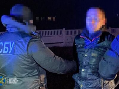 Підірвали вибухівку біля будівлі ТЦК на Житомирщині: затримано двох підозрюваних  