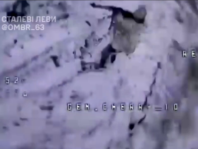 Краще б у білі капці — окупанти масово одяглися у маскувальні халати  