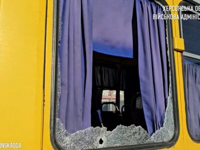 Ворожий дрон атакував маршрутку в Херсоні: постраждав водій  