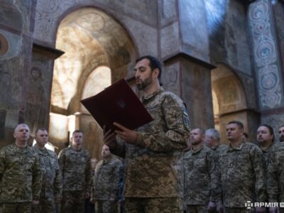 Бути поруч та дбати про дух українського воїна: у Софії Київській відбувся випуск військових капеланів ЗСУ  