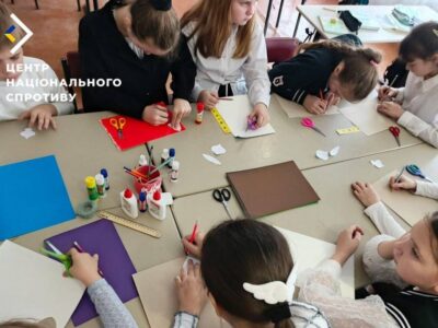 Ворог змусив українських дітей скидатися на подарунки окупантам  