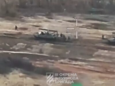 FPV-дрон влучив у танк, який аж кишів росіянами, а вцілілі окупанти здриснули в кущі  