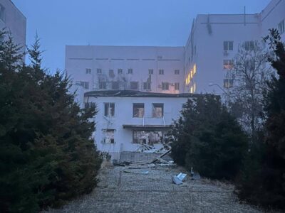Наслідки російського удару по онкодиспансеру в Херсоні  