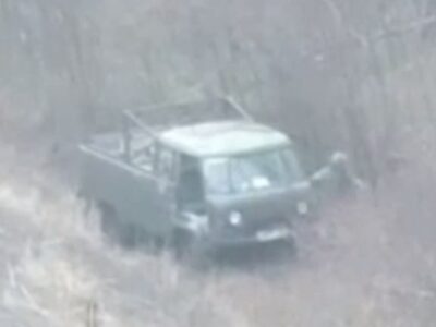 «Упс, трохи не доїхали»: поки окупант побіг у кущі, його «буханку» з БК знищили  