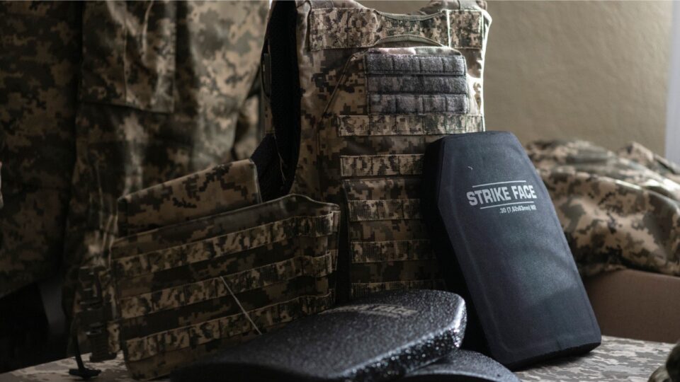 Від пончо до бронековдр: чим забезпечують військових  