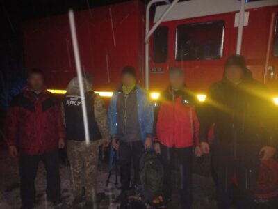 Прикидався сніговиком: у горах врятували чоловіка, який вирішив пішки втекти до Румунії  