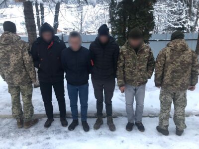 Посміхаємось і махаємо: цікаву групу осіб зафіксувала фотопастка біля румунського кордону  