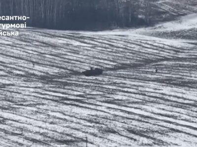 Якщо в десантника закінчується БК, він чавить противника бронею: окупантів епічно ганяють по полю  