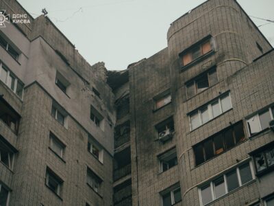 У Києві дрон влучив у багатоповерхівку: рятувальники показали наслідки атаки  