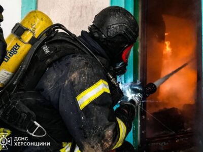 У Херсоні дрон влетів у квартиру: атака спричинила масштабну пожежу  