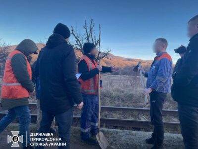 Замаскувалися киркою та лопатою — на кордоні затримали ухилянтів-рольовиків  