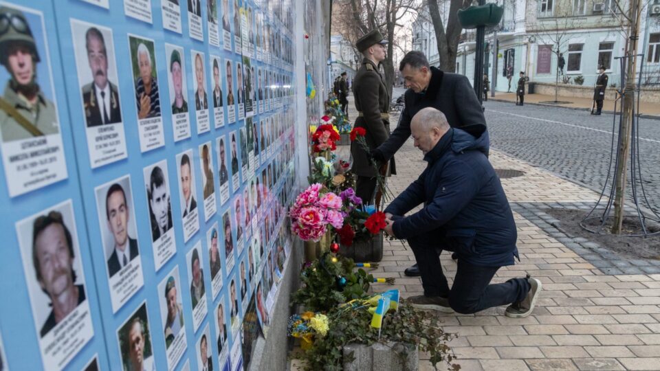 До Стіни пам’яті поклали квіти: Україна згадує героїв ДАП