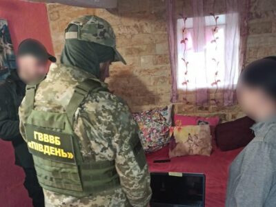 100 рублів в обшарпаному гаманці та «россия в кривых зеркалах»: на Вінниччині затримали зрадниць  
