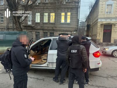 «Гарантував безперешкодний перетин кордону»: у Дніпрі затримали адвоката-хабарника  