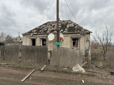 Наслідки російського обстрілу на Донеччині: пошкоджено багатоповерхівки й лінію електропередач  