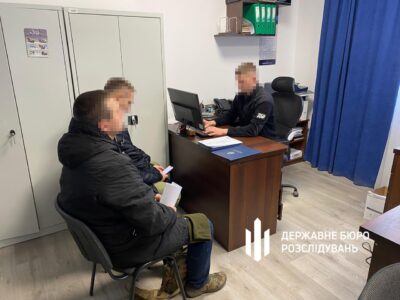 Не скасував грошові виплати відсутній на службі підлеглій: повідомлено про підозру комроти  