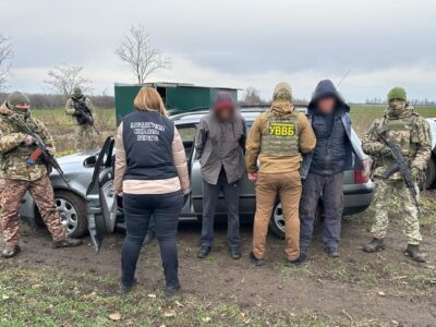 Пропонував долари прикордоннику та возив ухилянтів до Молдови: затримано чергового переправника  