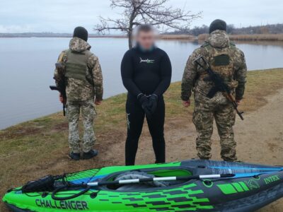 У чорному гідрокостюмі та на кислотно-зеленому каяку в Молдову: нестандартного веслувальника «виловили» прикордонники  