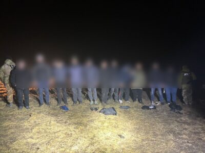 Розплатилися криптою, але так і не доїхали до Молдови: десяток туристів з переправником затримали на кордоні  