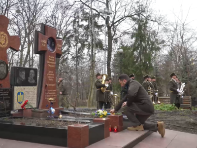 Ціна свободи: Президент України вшанував пам’ять Героїв Крут та полеглих воїнів  