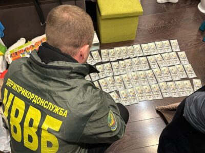 І з армії звільнять, і за кордон вивезуть: у Чернівцях викрили сім’ю схемщиків з «цікавими» послугами  