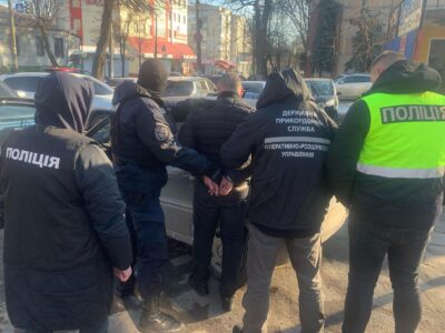 Вимагав $20 тисяч за фіктивні документи та виїзд за кордон: у Житомирі викрили зловмисника  