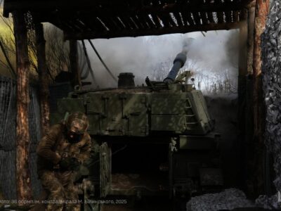 Гріються вогнем по ворогу — як наші артилеристи працюють у морози