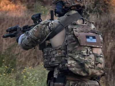 Секрети виживання від морських спецпризначенців: аптечка завжди під рукою, навіть під водою