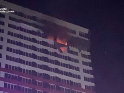 На Київщині ворожий БПЛА влучив у багатоповерхівку: наслідки російської атаки  