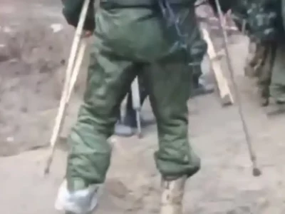 Відправили штурмувати на милицях: окупанти демонструють новітню розробку на полі бою  