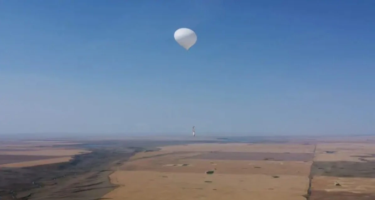 Запуск аеростата працівниками компанії Landing Zones Canada Inc. Фото: CNW Group/Landing Zones Canada Inc
