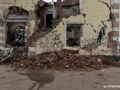 КАБи над головою, черги в аптеку та чотири години для життя: репортаж АрміяInform із прифронтової Костянтинівки  