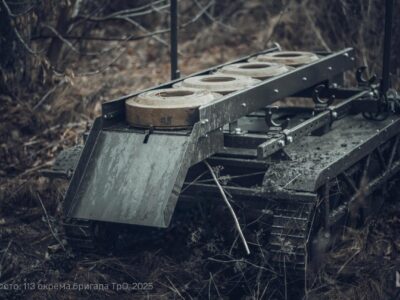 Знайомтесь, «Термінатор». ЗСУ розповіли про наземного дрона, який може мінувати місцевість та нищити окупантів з кулемета  