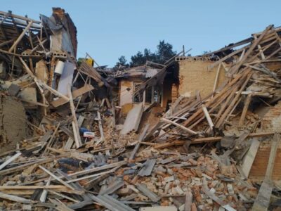 Ворог завдав авіаудару по багатоповерхівці на Сумщині, загинули люди  