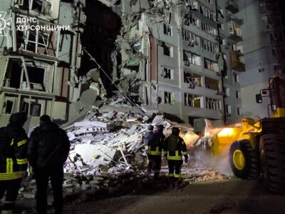 «Херсон здригнувся від прильоту» — авіабомби рф влучили у десятиповерхівку  