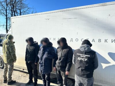 «Той ще фрукт» — прикордонники викрили чоловіка, який їхав за кордон у вантажівці з продуктами  