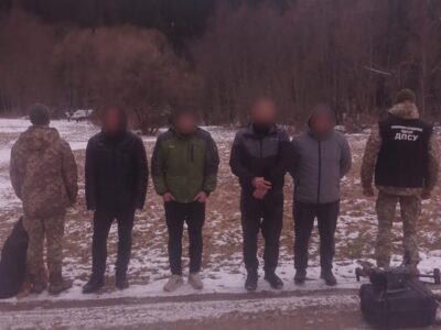 Гірські перегони: на кордоні прикордонники спіймали групу осіб  