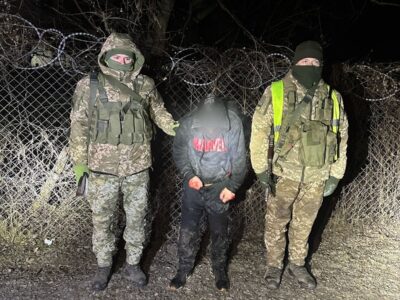 Ледь не втопився в Тисі, замерз, заплутався у колючому дроті: прикордонники врятували порушника  
