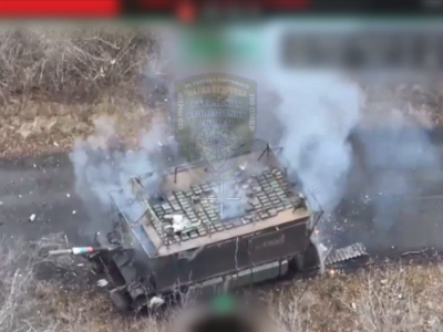 Проїхати три міни та згоріти — пілоти вразили суперживучий російський танк-сарай  