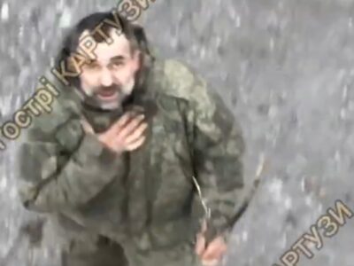 З палицею замість автомата – окупант кланявся українському дрону, вимолюючи пощаду  