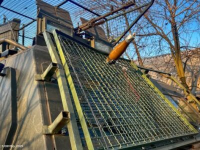 Залізні нерви та трохи фарту: українські воїни привезли з бою снаряд у решітці бронеавтомобіля  