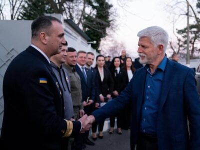 Президент Чехії в Одесі зустрівся з командувачем ВМС ЗСУ, під час візиту росія запустила ударні дрони  