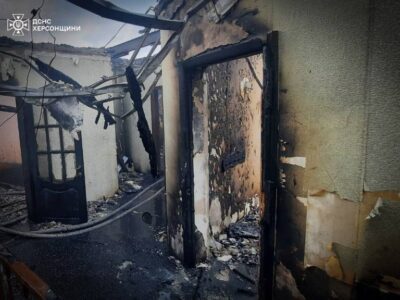 Окупанти обстріляли один з районів Херсона, є руйнування  