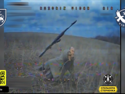 Кинувся автоматом і залишився без ніг — російського штурмовика навчили хорошим манерам  