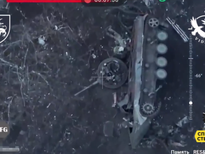 Могила у підбитого БМП — росіяни ховалися від наших дронів у брухті  