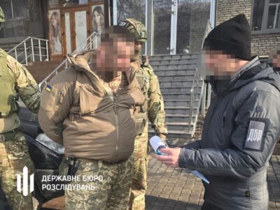 У Запоріжжі затримали посадовця ВСП, який за гроші надавав «послуги» для виїзду за кордон  