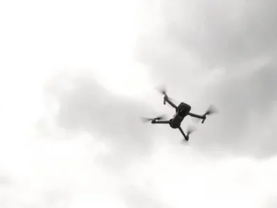 На Сумщині окупанти атакували дронами автівки із цивільними, є поранені  