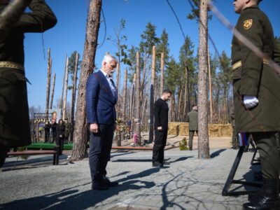 Володимир Зеленський та президент Чехії вшанували пам’ять полеглих у боях за Мощун  